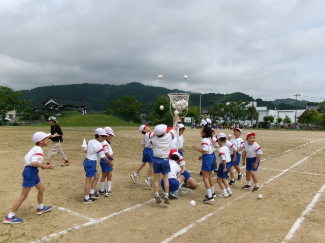 １・２年　玉入れ（白団）