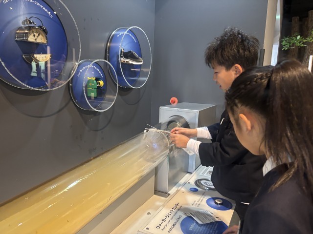 ウォータージェットで紙を切る様子