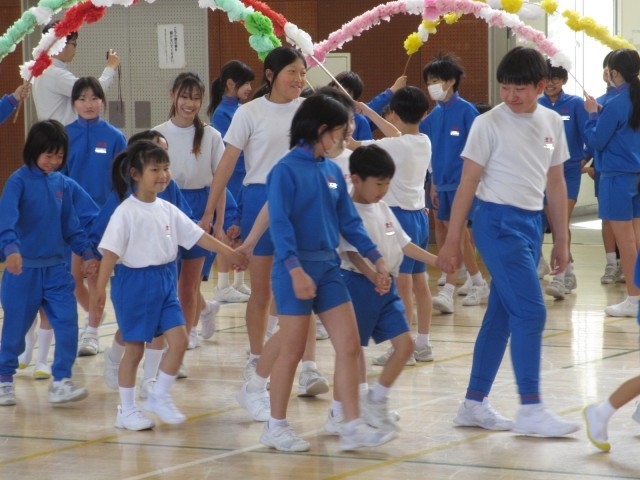 ６年生と一緒に入場