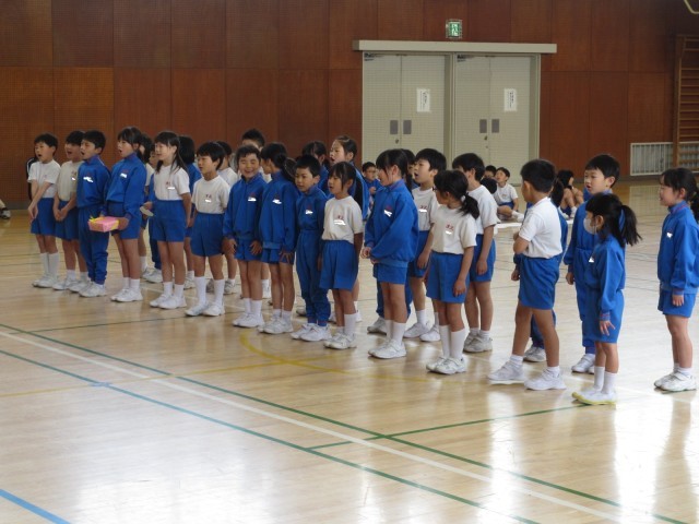 ２年生出し物「歌・あさがおの種のプレゼント」