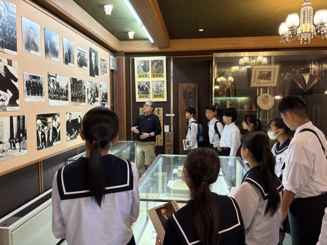 松村記念館で説明を受ける様子