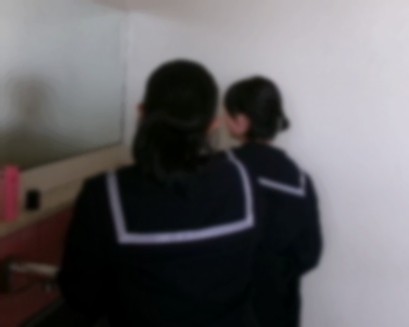 かがみを見て歯をみがく