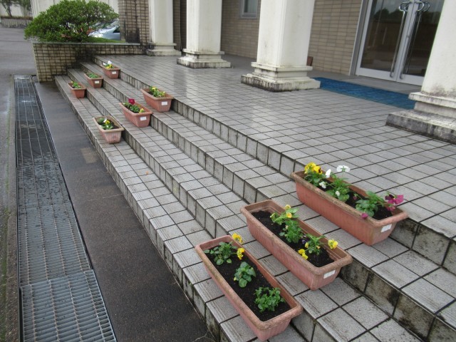 生徒玄関、正面玄関に飾られました。