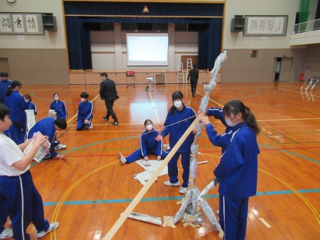 ガムテープを支えに使おうとしています。