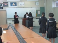 新生徒会役員が校長先生から任命証書を手渡されました。