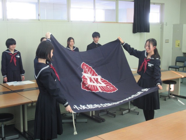 後期生徒会から新生徒会長に生徒会旗が渡されました。